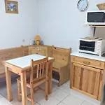 Charmante T2 Mezzanine Avec Cour, Jardin, Véranda, Barbecue Et Parking Privé, Proche Et Commerces - Fr-1-797-2 *