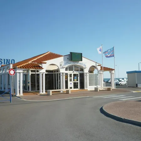 Villa Charmante T2 Mezzanine Avec Cour, Jardin, Veranda, Barbecue Et Parking Prive, Proche Et Commerces - Fr-1-797-2