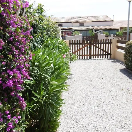 Villa Charmante T2 Mezzanine Avec Cour, Jardin, Veranda, Barbecue Et Parking Prive, Proche Et Commerces - Fr-1-797-2 *