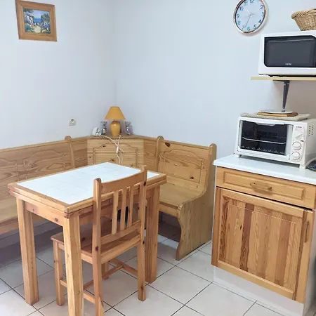 Charmante T2 Mezzanine Avec Cour, Jardin, Veranda, Barbecue Et Parking Prive, Proche Et Commerces - Fr-1-797-2 *