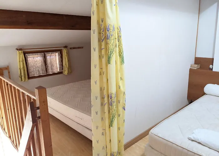 Villa Charmante T2 Mezzanine Avec Cour, Jardin, Veranda, Barbecue Et Parking Prive, Proche Et Commerces - Fr-1-797-2 *