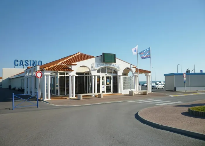 Charmante T2 Mezzanine Avec Cour, Jardin, Veranda, Barbecue Et Parking Prive, Proche Et Commerces - Fr-1-797-2 Villa *