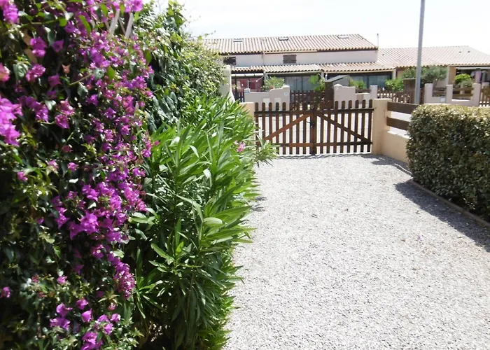 Villa Charmante T2 Mezzanine Avec Cour, Jardin, Veranda, Barbecue Et Parking Prive, Proche Et Commerces - Fr-1-797-2 *