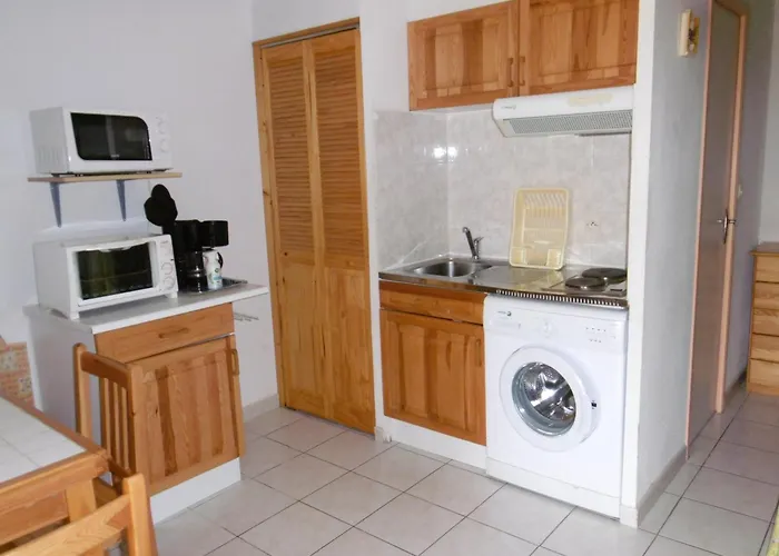 Charmante T2 Mezzanine Avec Cour, Jardin, Veranda, Barbecue Et Parking Prive, Proche Et Commerces - Fr-1-797-2